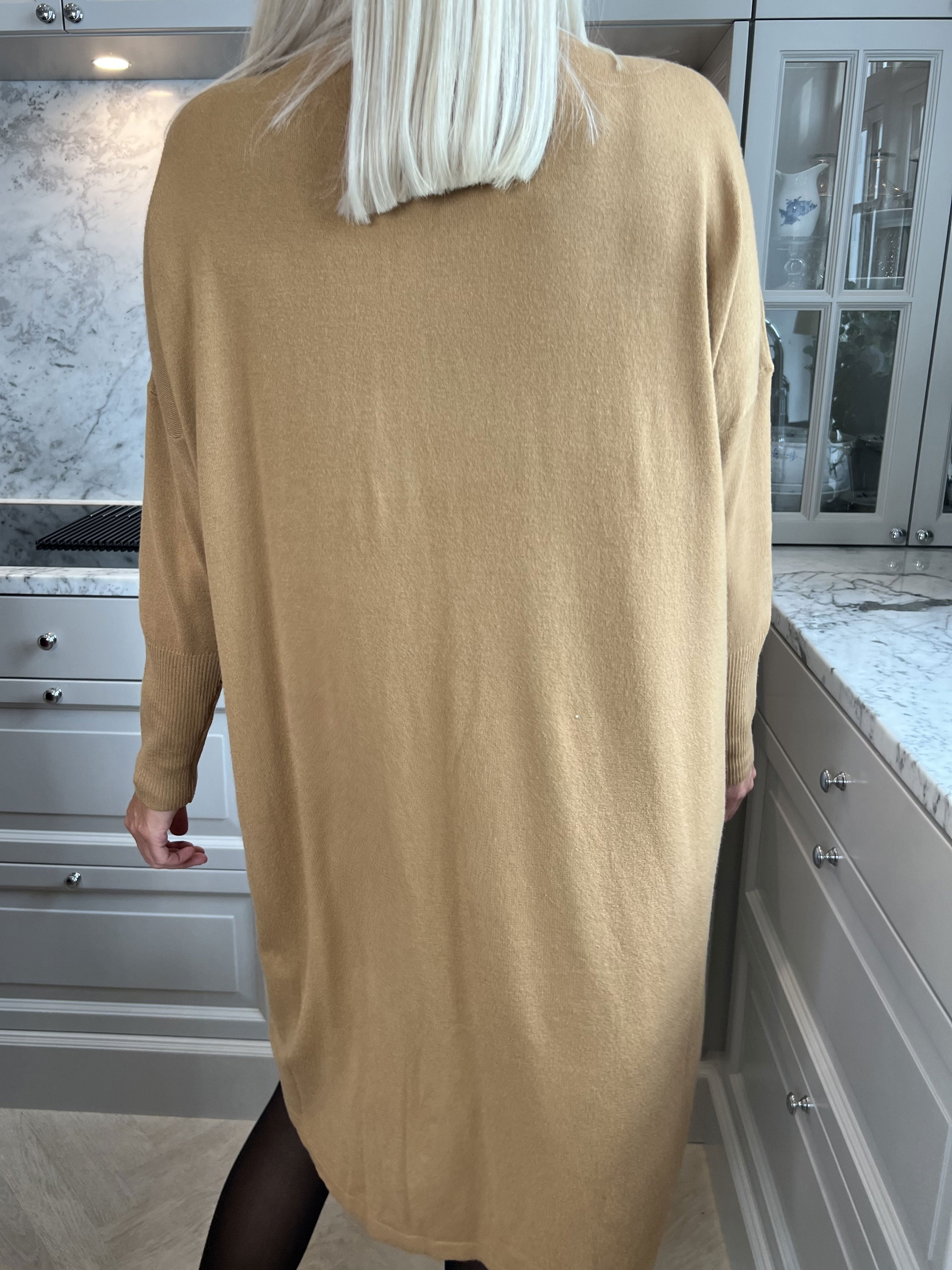 Yasha - Blød strikkjole i strækbart stof pyntet med similisten